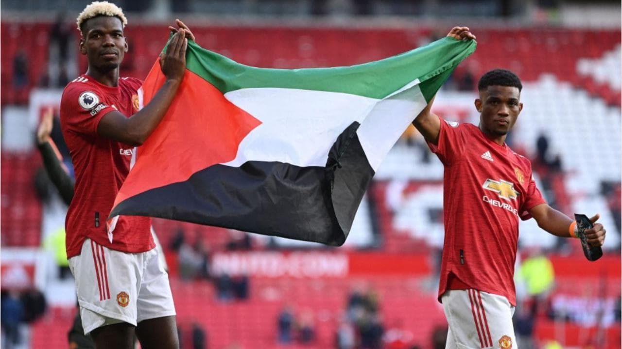 Pogba e Diallo in campo con la bandiera della Palestina: quando il calcio lancia messaggi politici