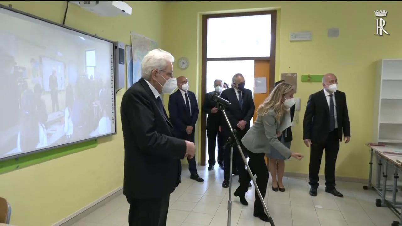 Sergio Mattarella agli alunni: "Tra otto mesi potrò riposarmi"