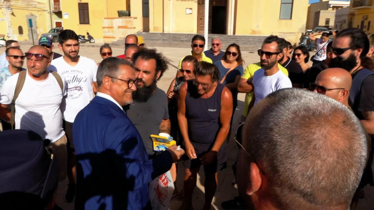 Lampedusa, manifestanti regalano camomilla al questore: "No passerelle, chi viene qui deve parlare con noi"