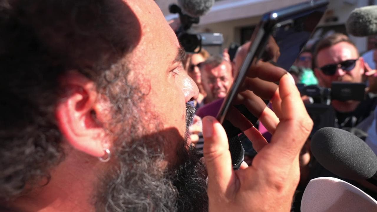 Lampedusa, il questore urla al telefono con gli abitanti e chiude dicendo: "Cchiù pilu pe' tutti!"