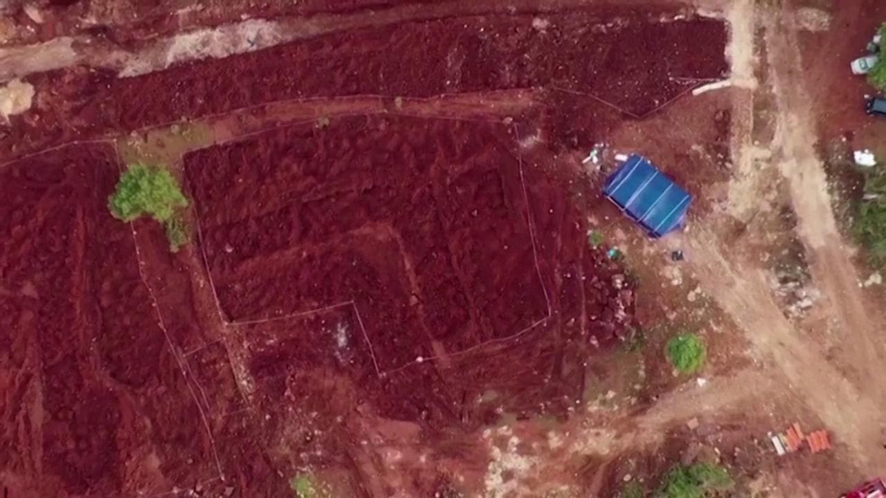 Libia, la devastazione di Derna vista dall'alto: enorme fossa comune per le vittime dell'inondazione