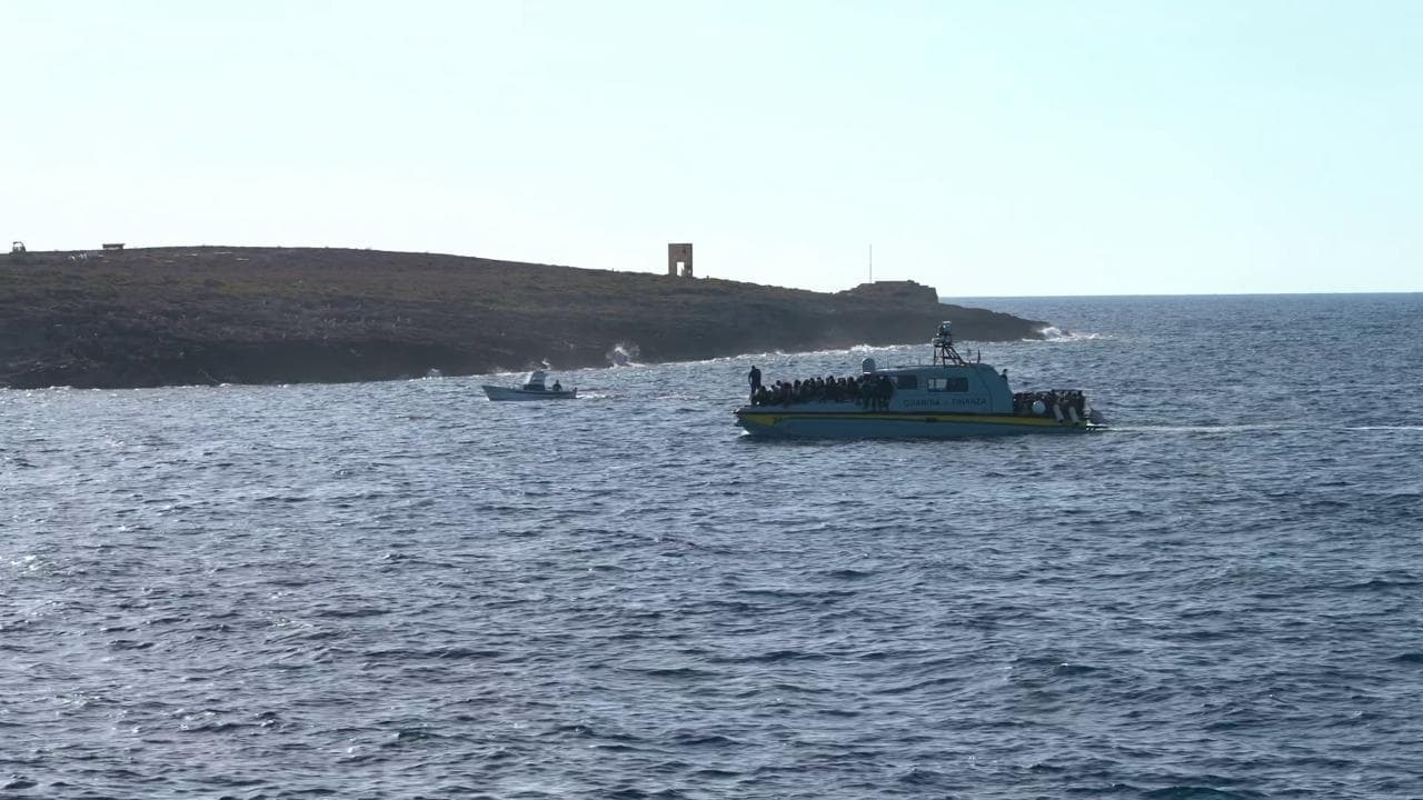 Migranti, nuovi arrivi a Lampedusa: le immagini dall'ingresso del porto