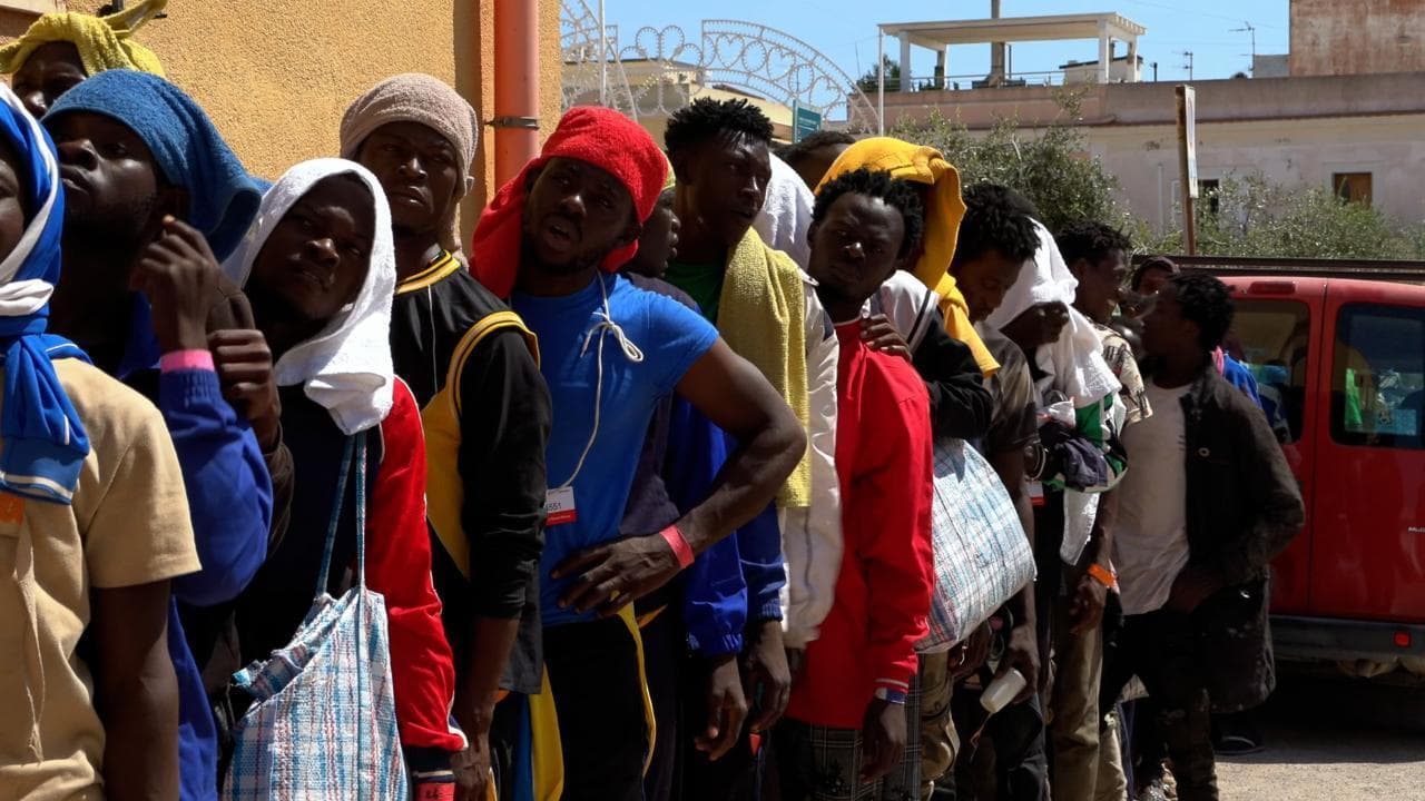 Lampedusa, cittadini e organizzazioni uniscono le forze: in chiesa arrivano pasti per i migranti