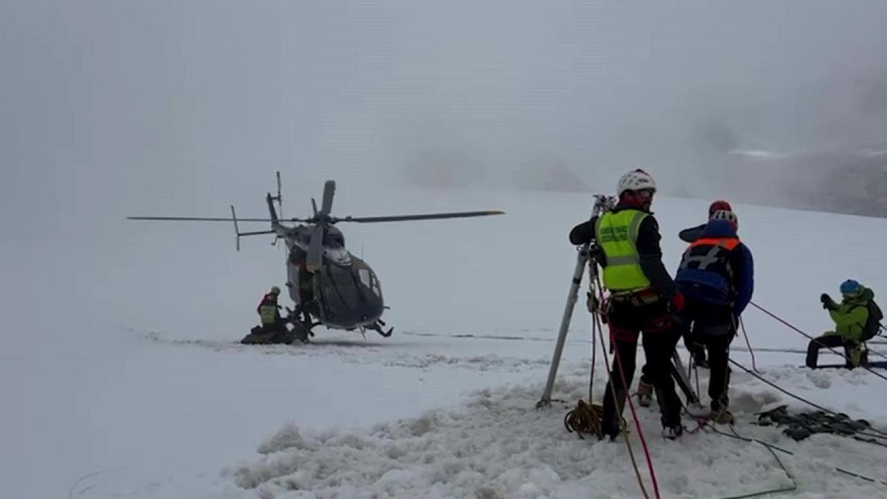 Monte Bianco, alpinista cade in un crepaccio ma viene tratto in salvo: l'intervento dei soccorritori