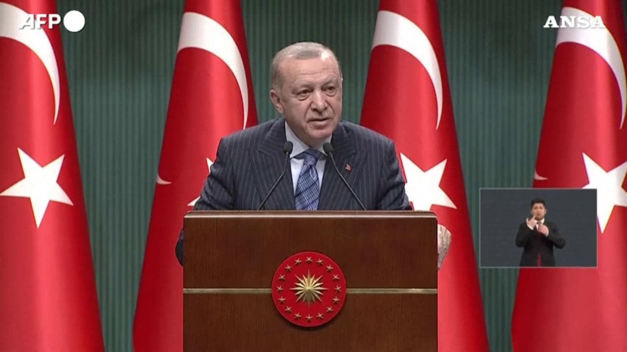 Israele, Erdogan attacca Biden: "Stai scrivendo la storia con le tue mani insanguinate"