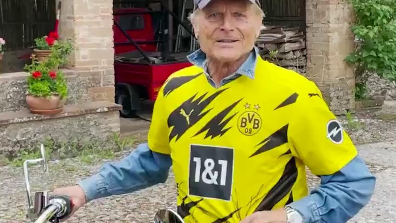 Don Matteo festeggia il Dortmund con la maglia autografata da Haaland