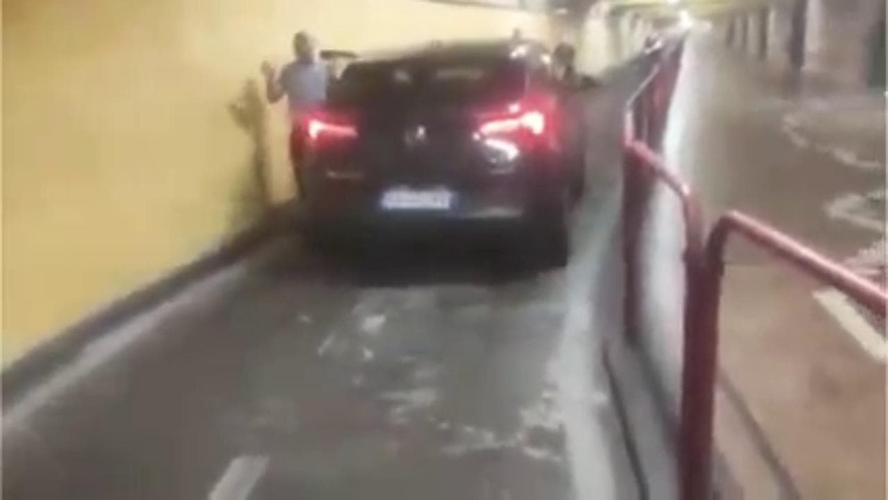 Mestre, segue il navigatore e si ritrova con l'auto nel sottopasso pedonale della stazione