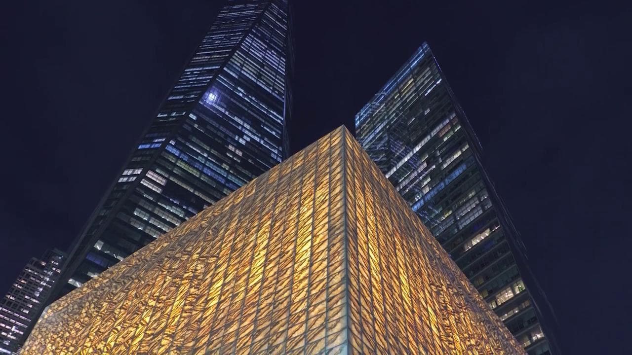 Un cubo luminoso sotto la Freedom Tower: la nuova vita di Ground Zero con un teatro che cambia luce