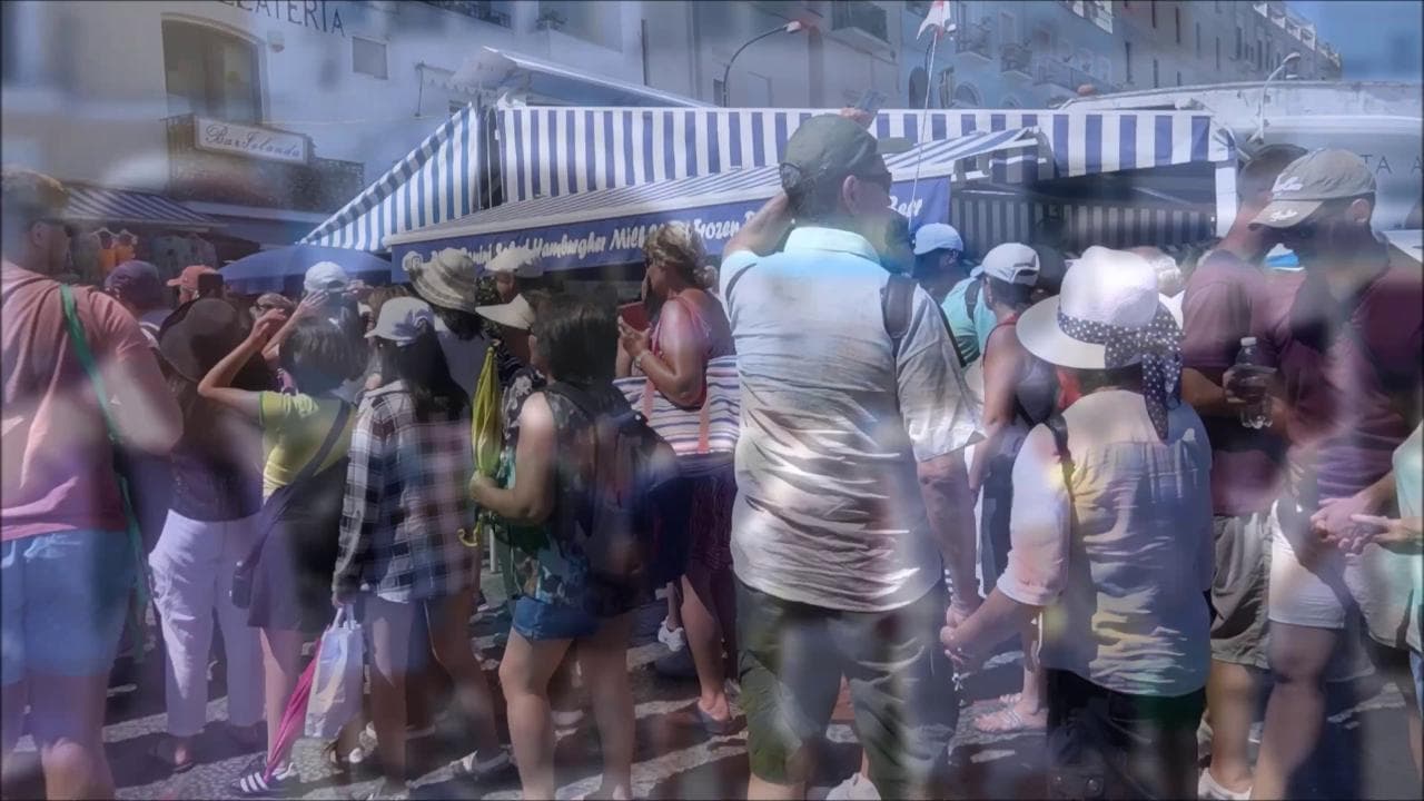 Capri, la clip che racconta l'overtourism: "Così l'isola scoppia"