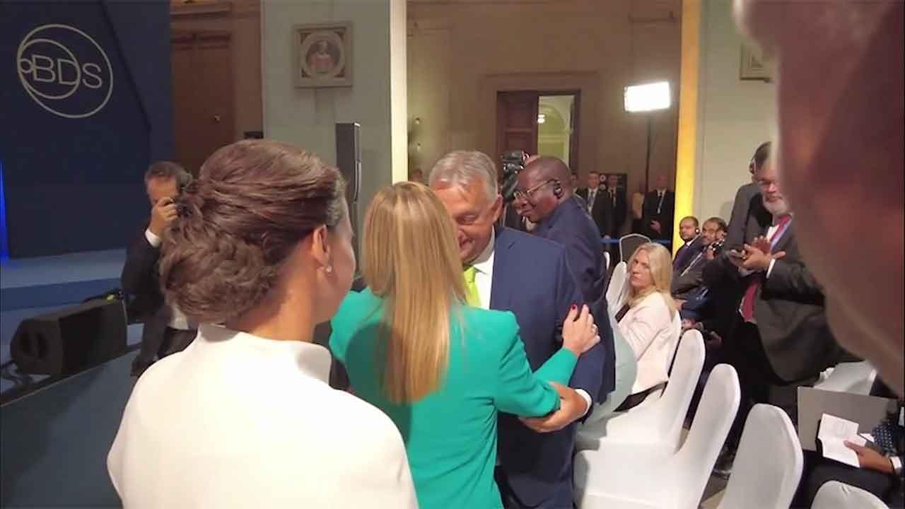 Giorgia Meloni a Budapest: l'abbraccio della premier con l'alleato Viktor Orban