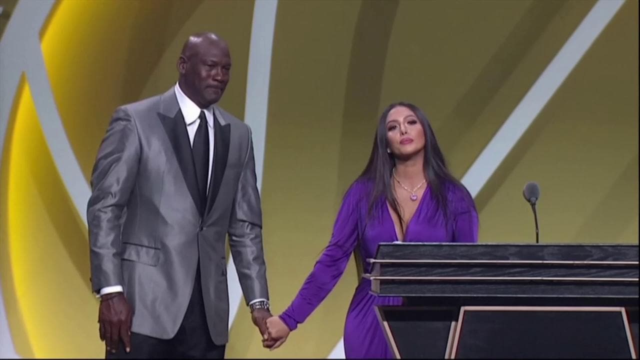 Nba, Kobe Bryant entra nella Hall of Fame. La moglie Vanessa: "Amore, sei fra i più grandi di sempre"