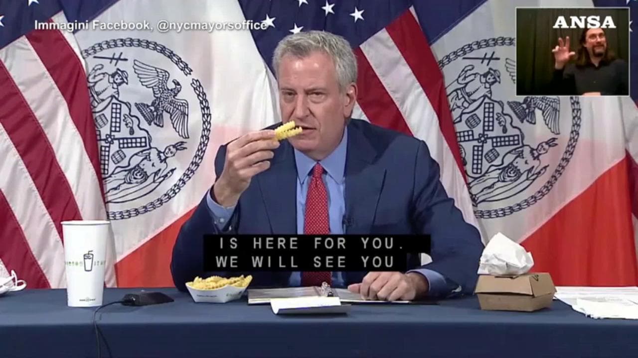 New York, il sindaco de Blasio mangia hamburger e patatine in diretta: "Se vi vaccinate ve li offro io"