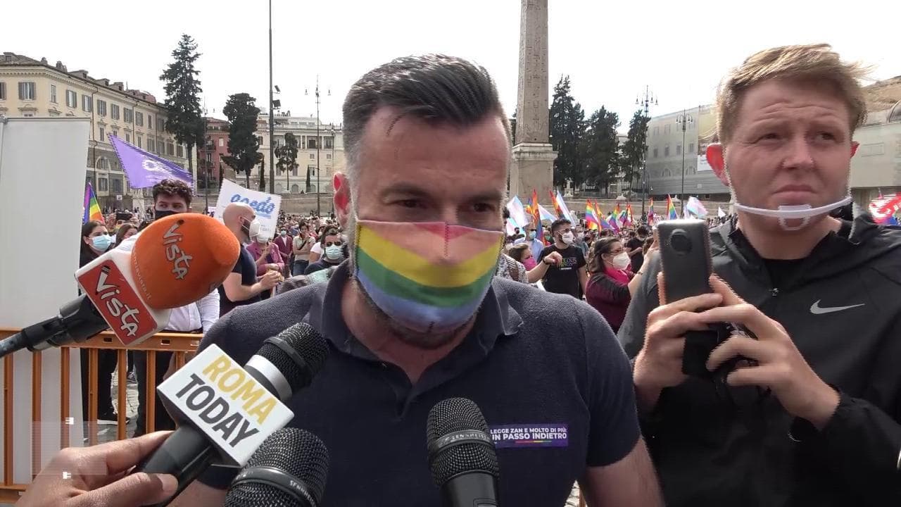 Omotransfobia, Zan in piazza a Roma: "Il tempo è scaduto: le forze politiche approvino la legge"