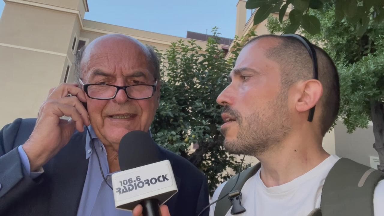Pier Luigi Bersani canta "Sally" di Vasco Rossi e la dedica ad Elly Schlein