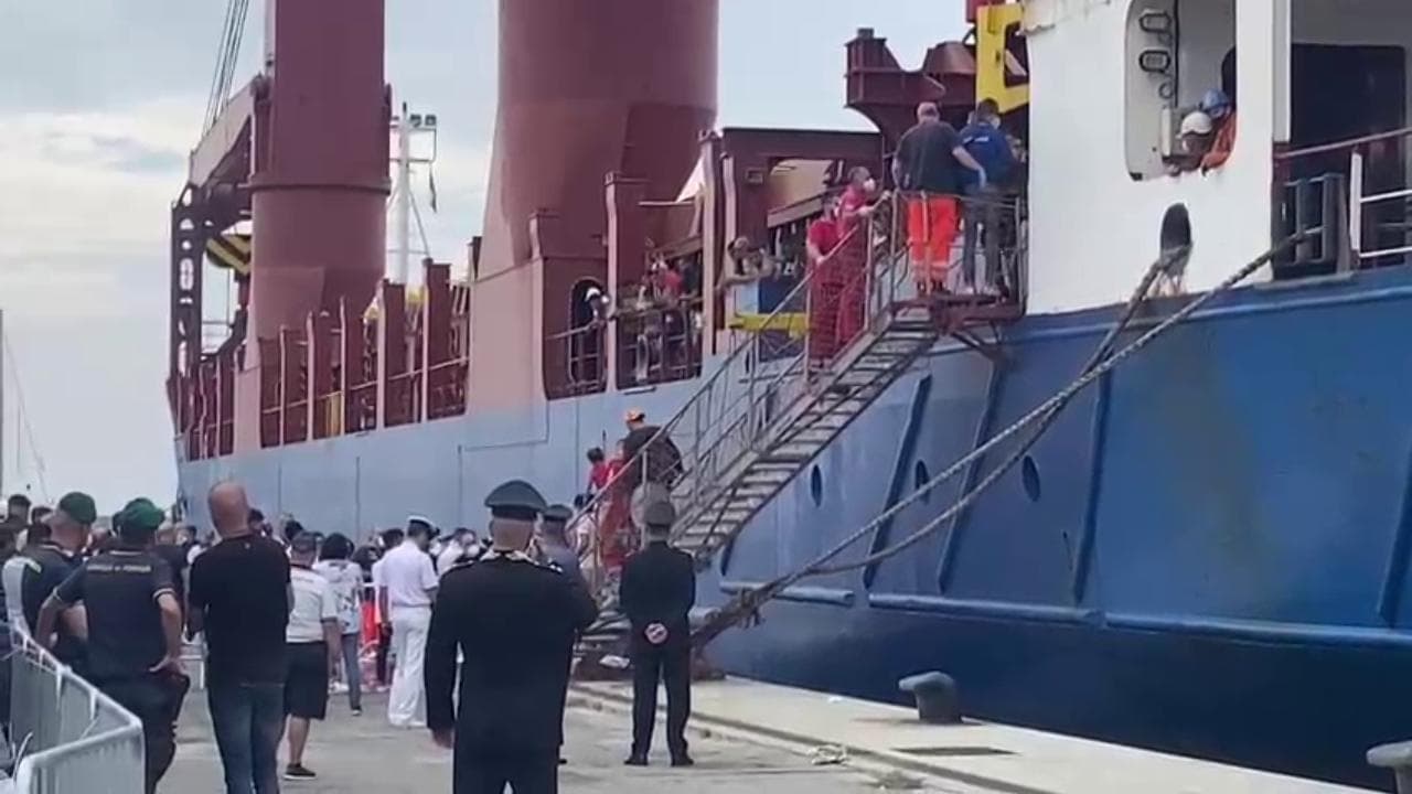 Migranti: sbarcata a Salerno nave mercantile