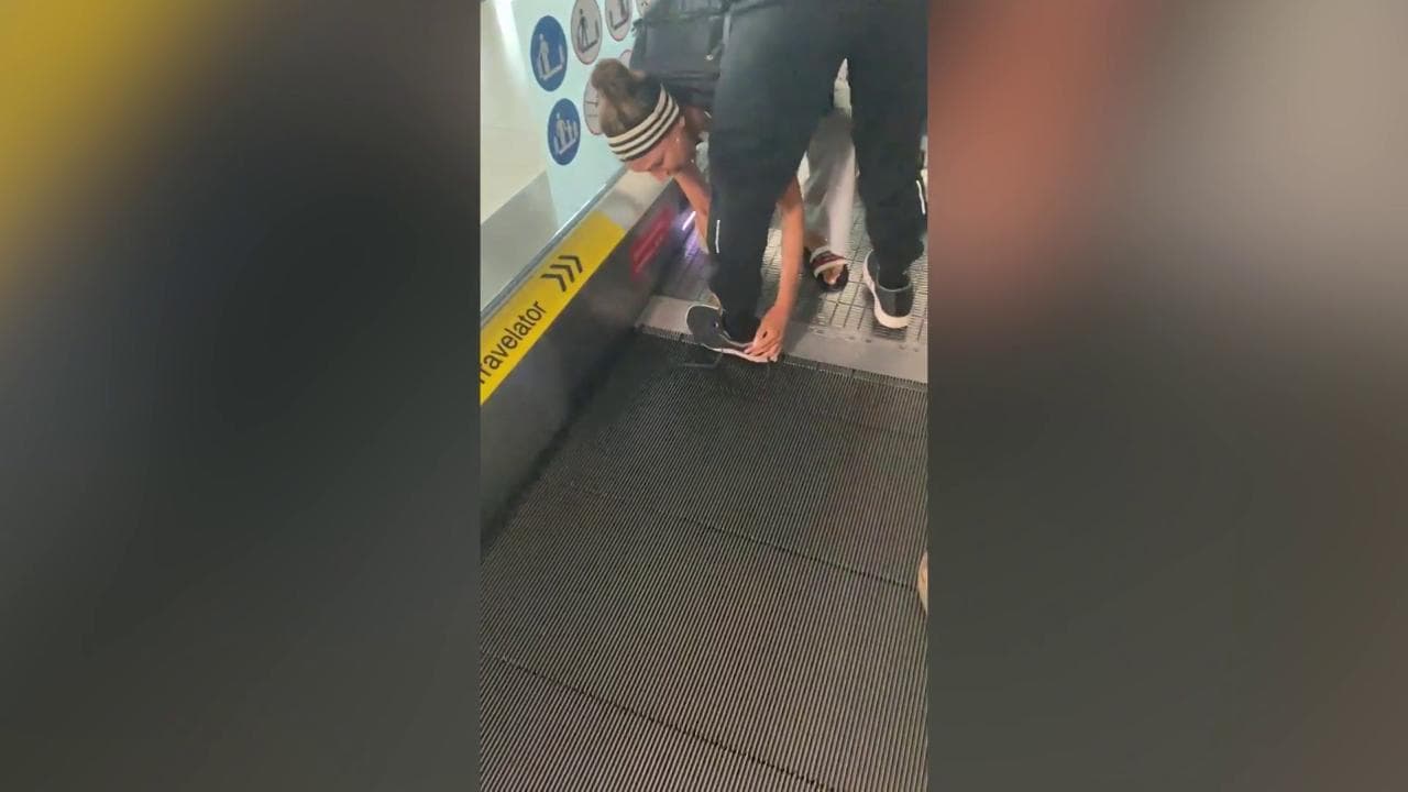Il tappeto mobile inghiotte la scarpa di un passeggero: nuovo incidente in un aeroporto di Bangkok