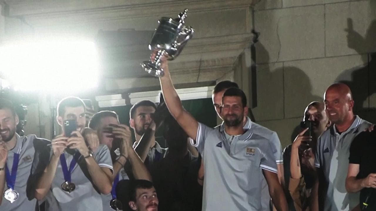 Sorpresa in Serbia: alla festa della Nazionale di basket arriva Djokovic