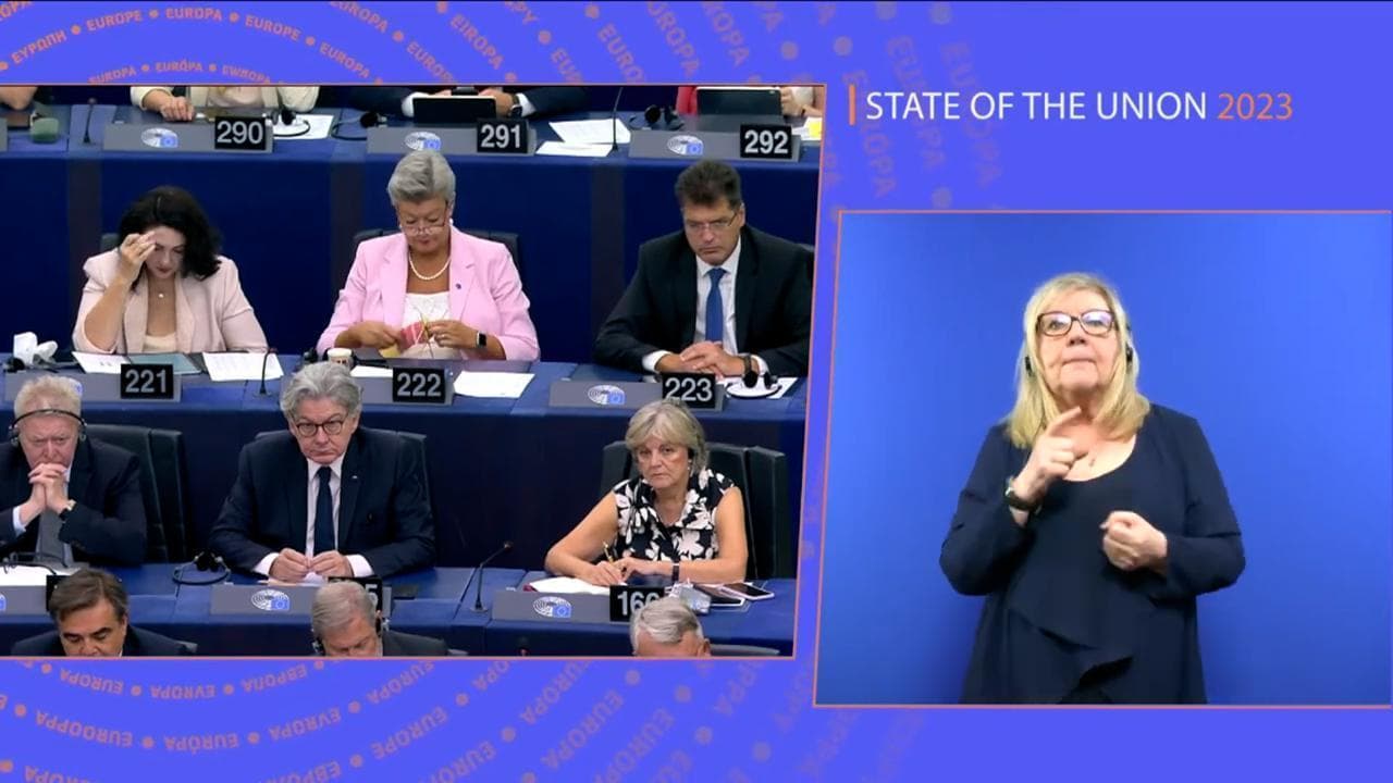 Stato dell'Ue, la commissaria europea Johansson lavora a maglia mentre parla von der Leyen