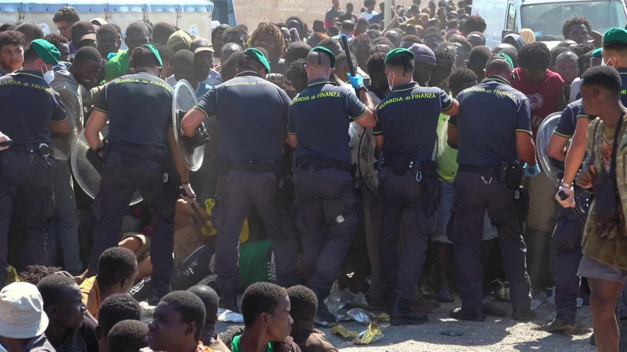 Lampedusa, carica di alleggerimento: tensione al Molo Favaloro tra migranti e forze dell'Ordine