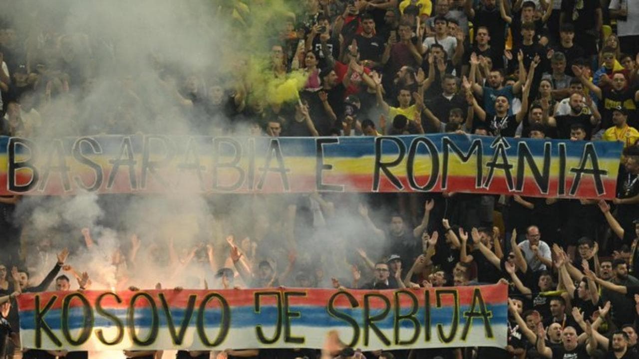 Romania-Kosovo sospesa dopo i cori e gli striscioni pro Serbia della curva di Bucarest