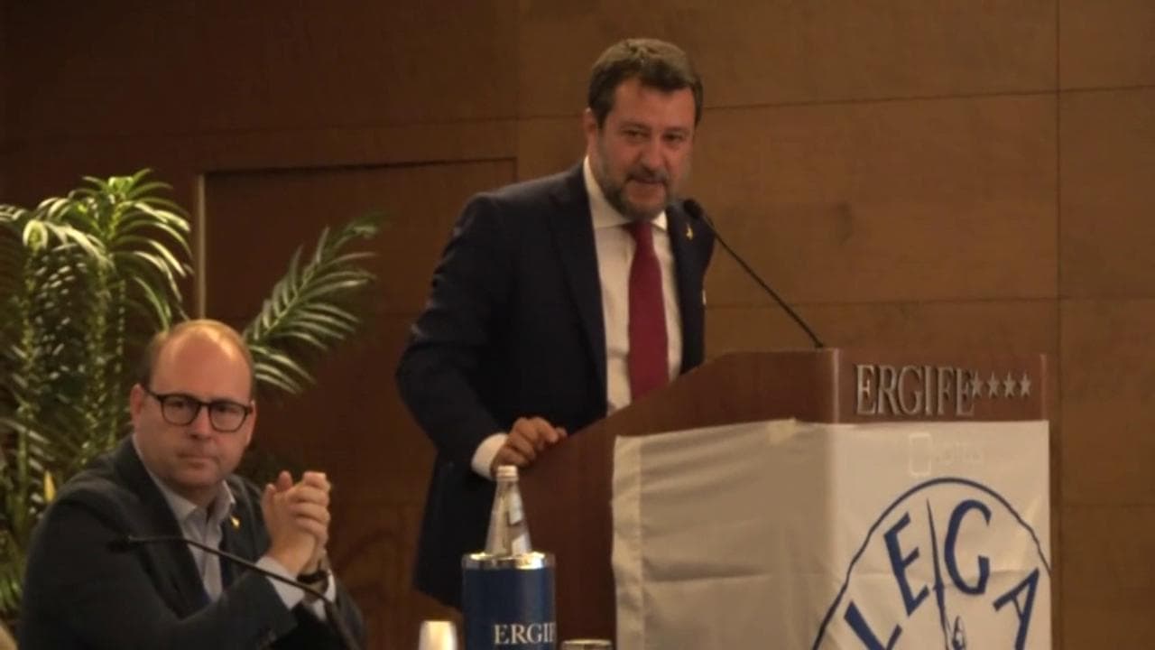 Salvini contestato da una donna, il ministro: "Se le piacciono le ong, speriamo che si imbarchi"