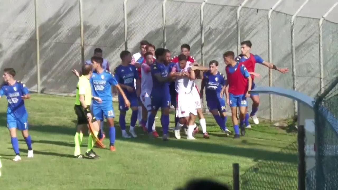 Carpi-Prato, maxirissa in campo dopo un gol segnato con un gesto di mancato fair play