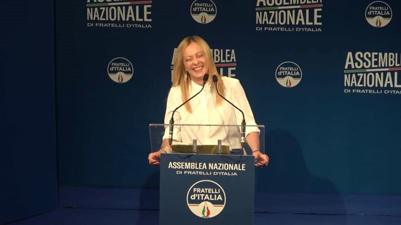 La "battuta" della premier Giorgia Meloni sul saluto romano all'assemblea nazionale di Fratelli d'Italia