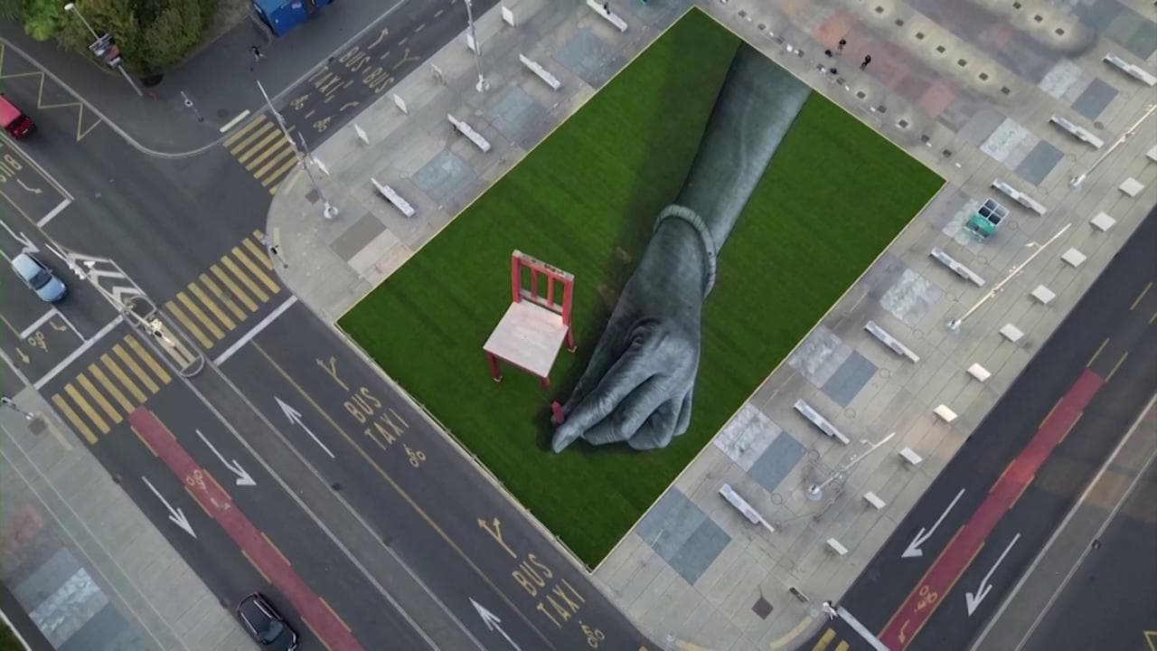 L'installazione gigante creata davanti all'Onu che invoca un mondo senza armi