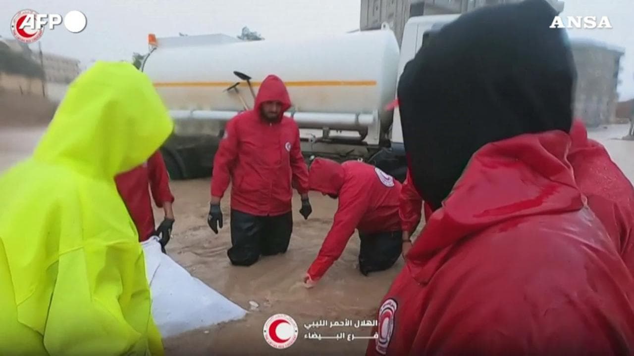 Libia, volontari della Mezzaluna Rossa al lavoro tra le strade allagate di Al Bayda