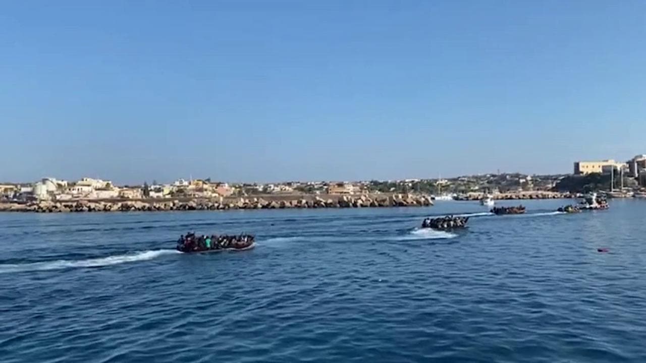 Migranti, sbarchi continui a Lampedusa: i barchini si dirigono al molo