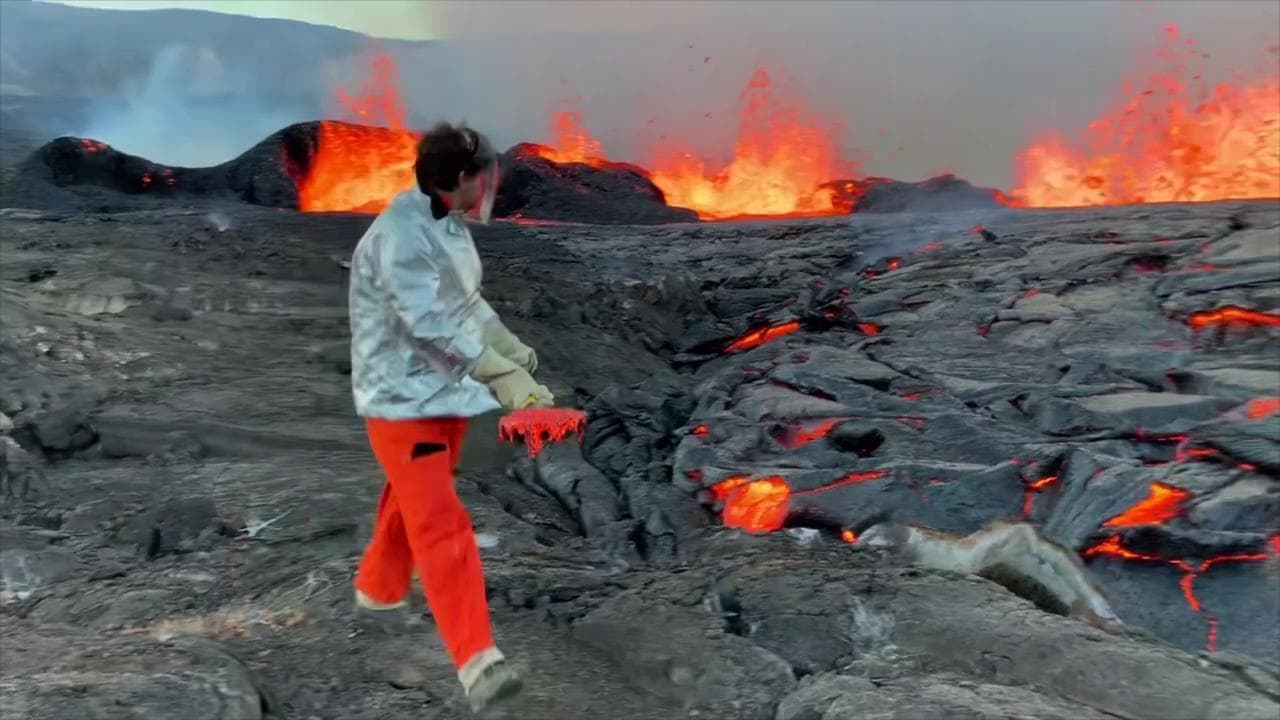 Eruzione Kilauea, così i geologi riescono a prelevare campioni di lava a un soffio dalle "fontane di fuoco"