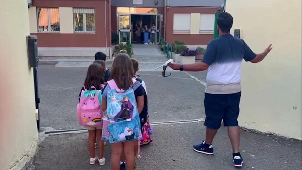 Vietato l'ingresso ai bimbi in una scuola di Cagliari: gli viene chiuso il cancello in faccia