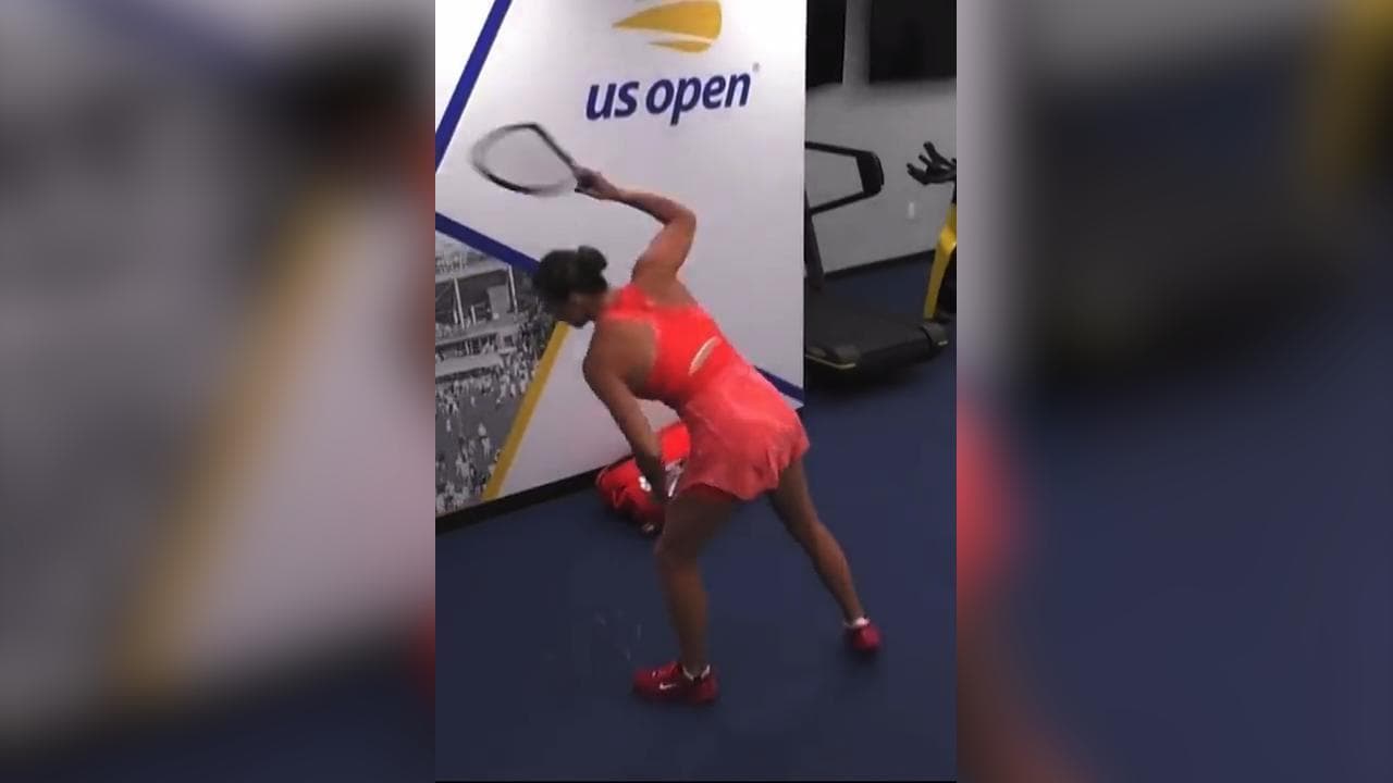 Sabalenka crolla agli US Open, la tennista distrugge la racchetta e poi la getta nella spazzatura