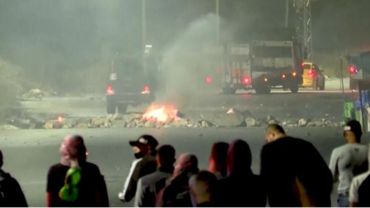 Israele, scontri tra palestinesi e forze armate al checkpoint vicino a Ramallah