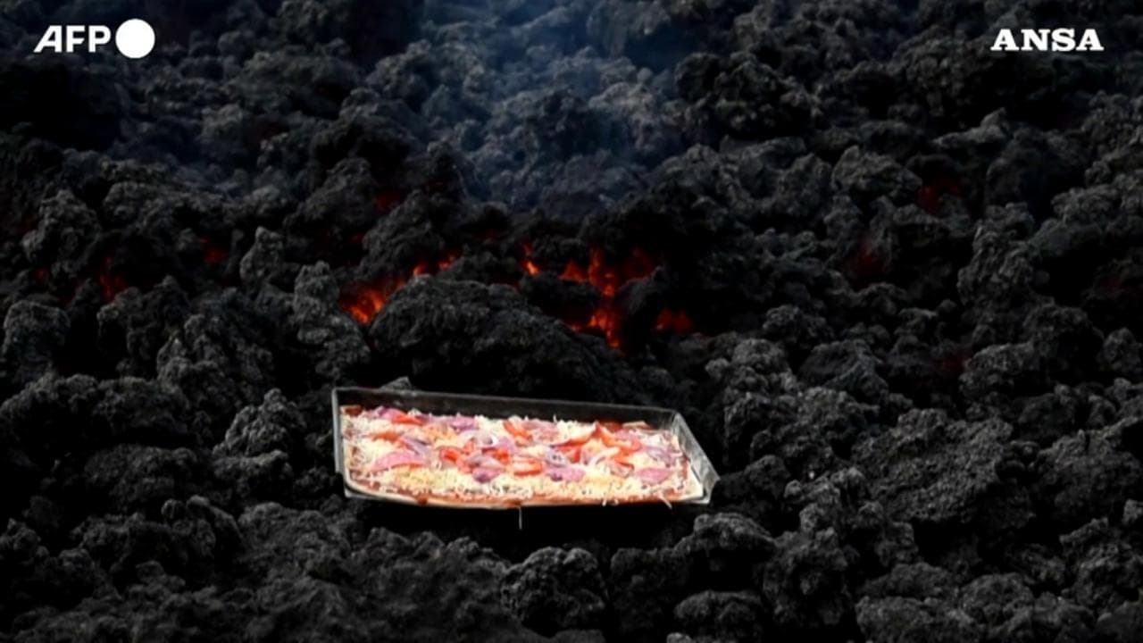 Guatemala, la pizza cotta sulla lava: lo chef sfrutta il "forno a magma" del vulcano Pacaya
