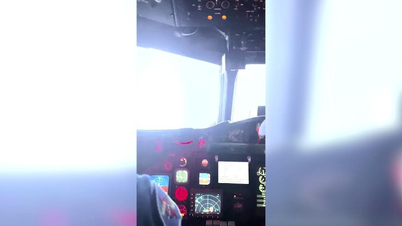 Uragano Lee, le luci della tempesta riprese dalla cabina di pilotaggio di un aereo