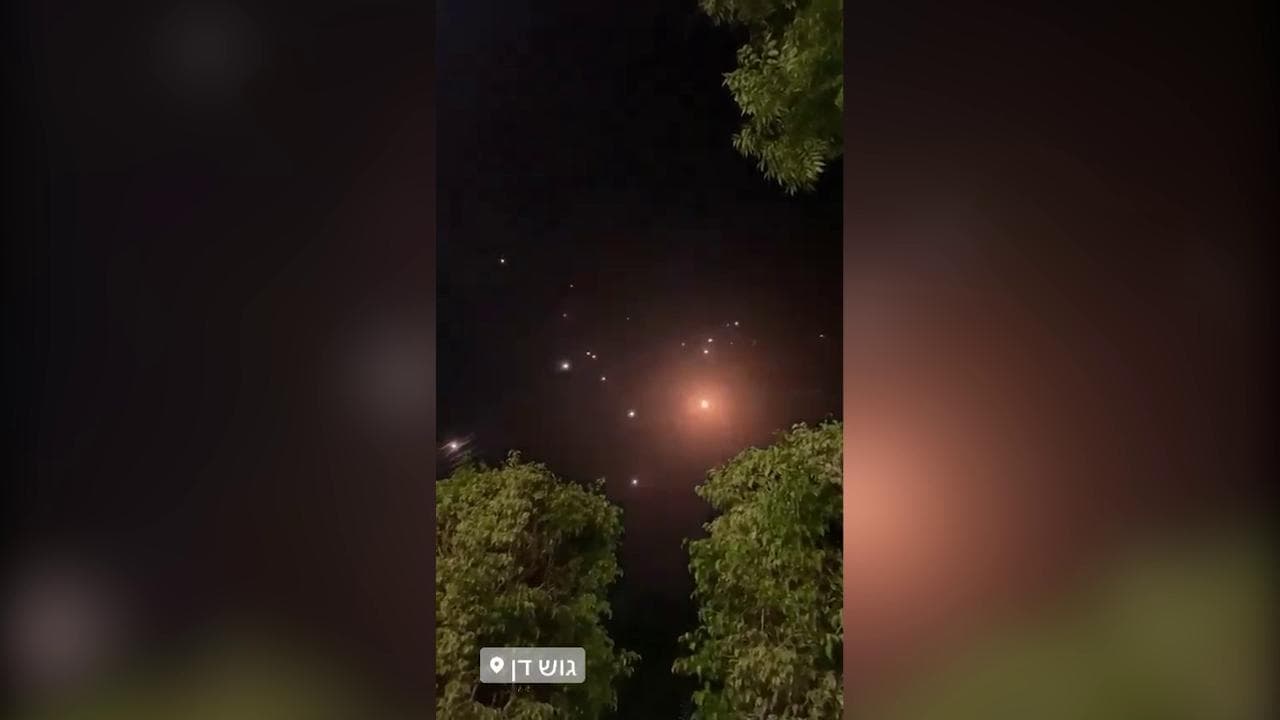 Razzi ed esplosioni nel cielo di Tel Aviv