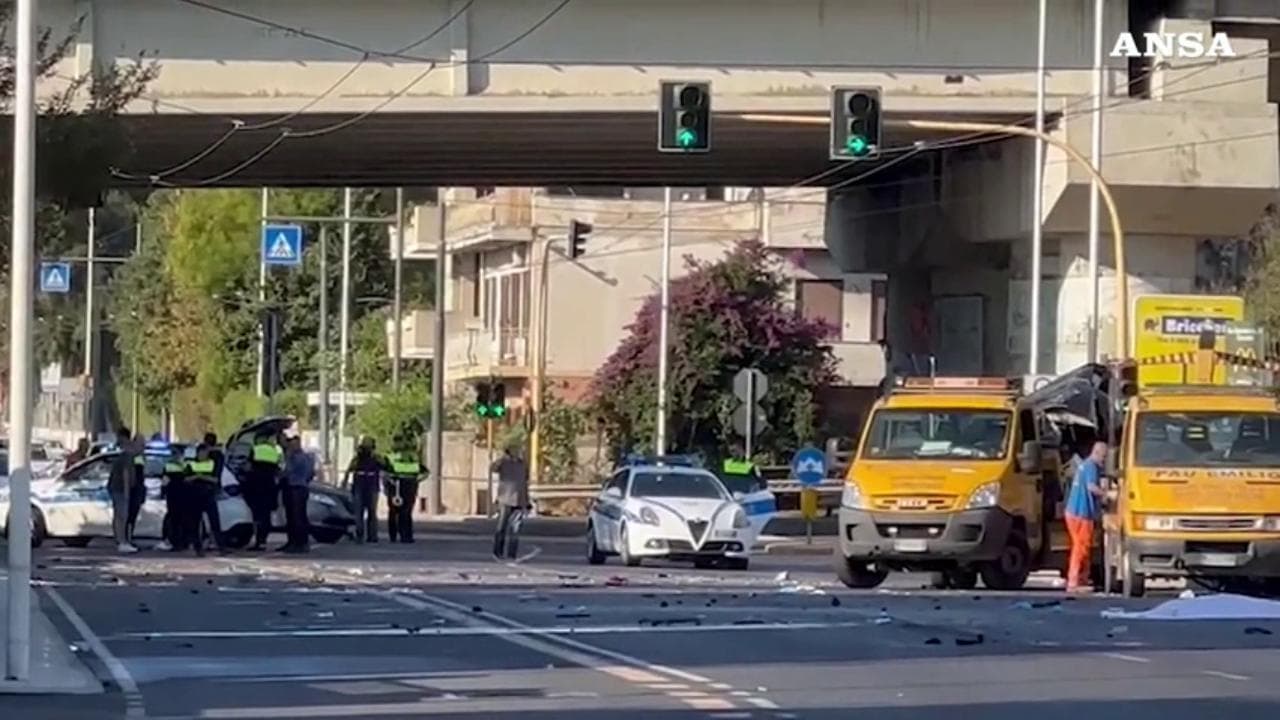 Cagliari: il luogo dell'incidente mortale con quello che resta dell'auto sull'asfalto