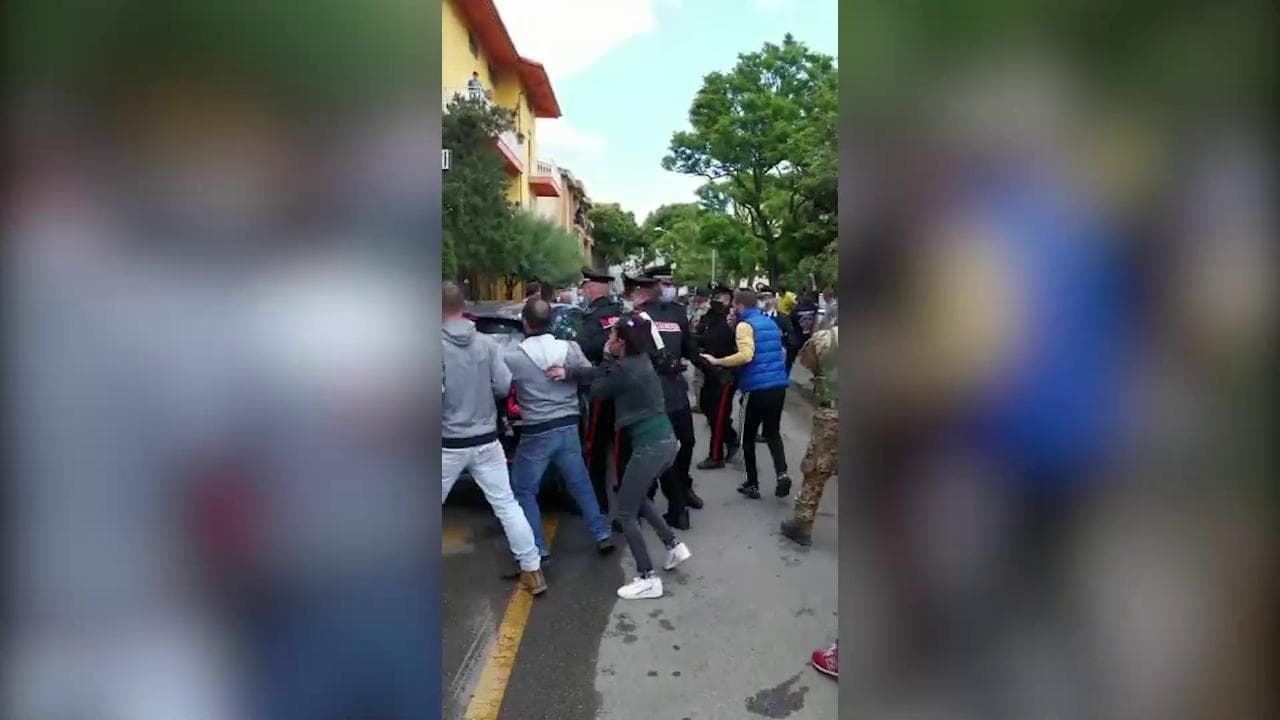 Accoltella l'ex e uccide il figlio di lei: catturato a Tortolì  Sfiorato il linciaggio della folla inferocita