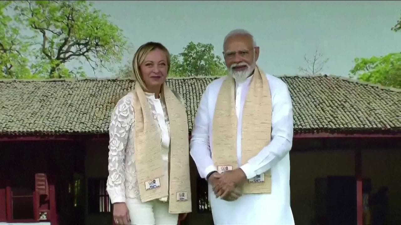 G20 Nuova Delhi: Meloni e i grandi della Terra con la fascia bianca di Gandhi, compresi Biden e Lavrov