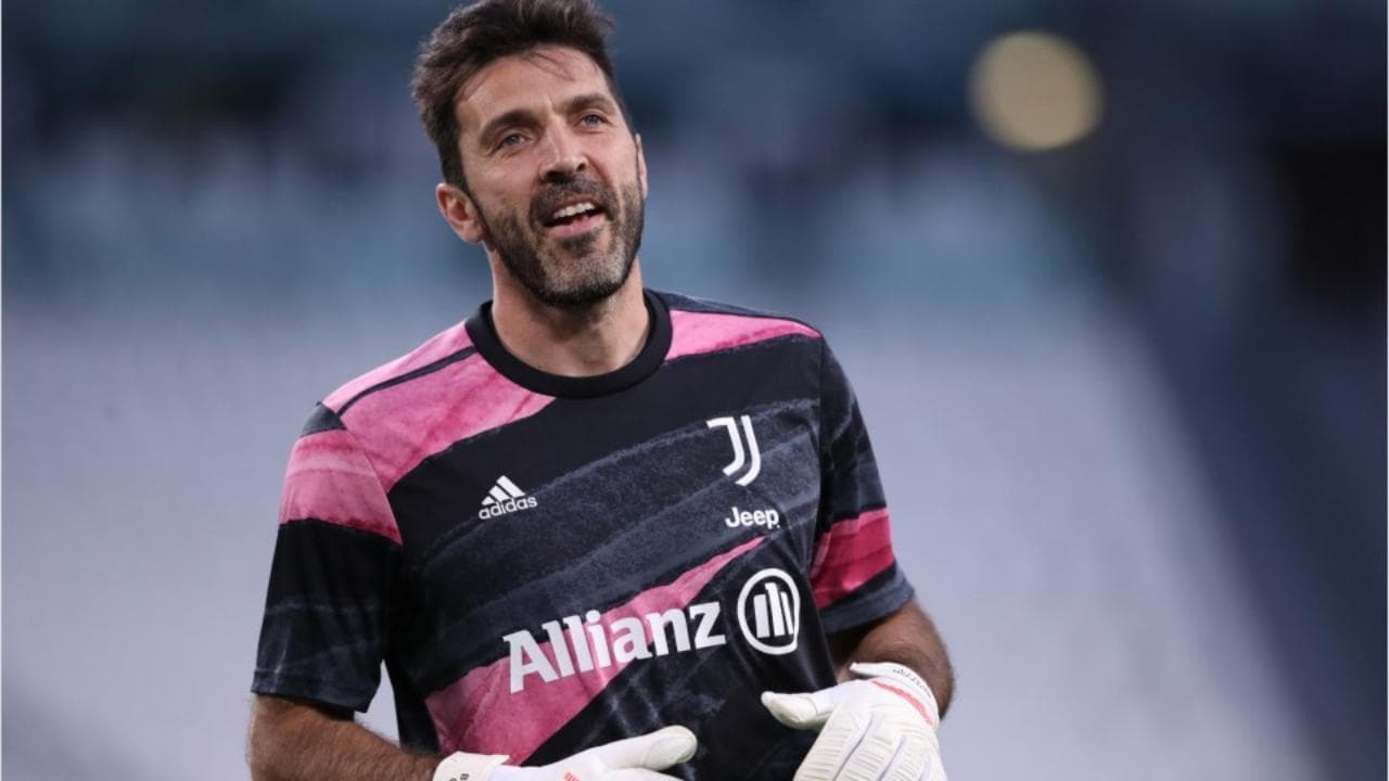 Buffon dice addio alla Juve, i tifosi bianconeri su Twitter: "Sei stato il più grande di tutti"