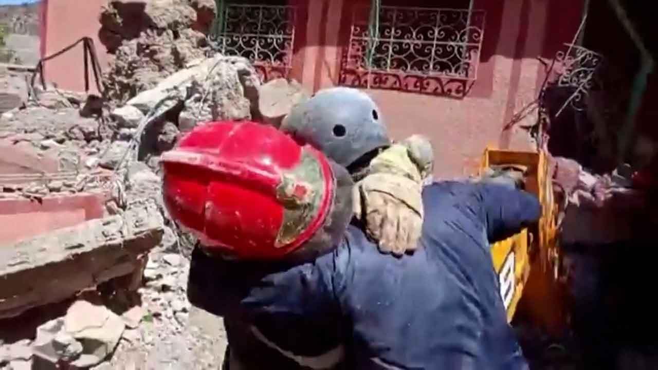 Terremoto in Marocco: l'uomo estratto vivo dalle macerie, l'abbraccio dei soccorritori