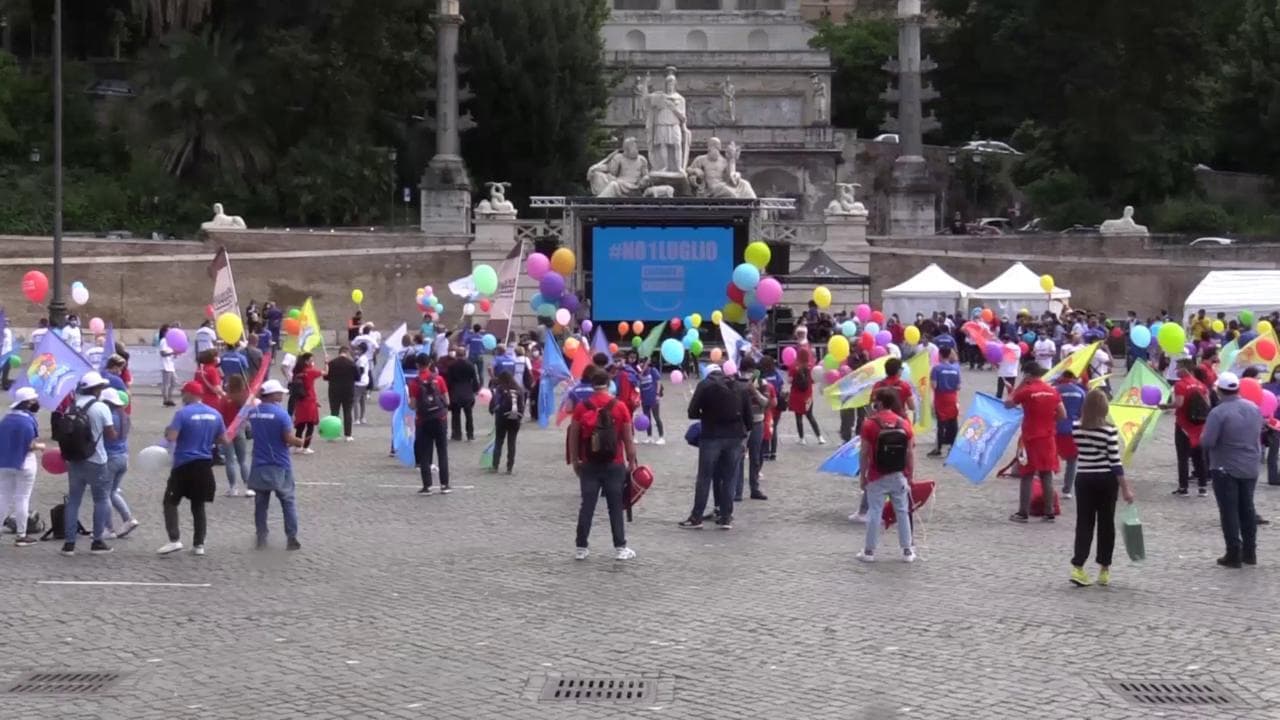 Roma, mascotte in piazza per la protesta dei parchi divertimento: "Fateci riaprire prima di luglio"