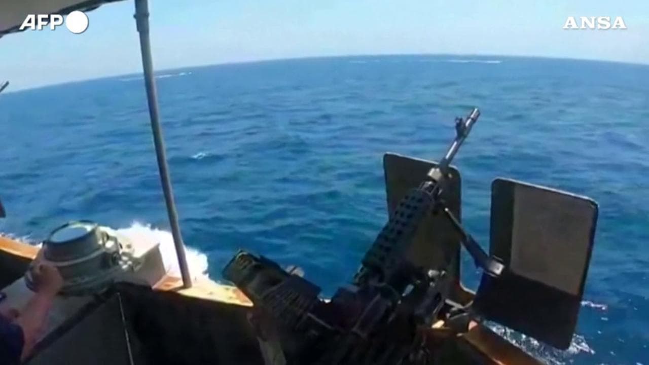 Stretto di Hormuz, nave militare Usa spara colpi di avvertimento verso imbarcazioni iraniane