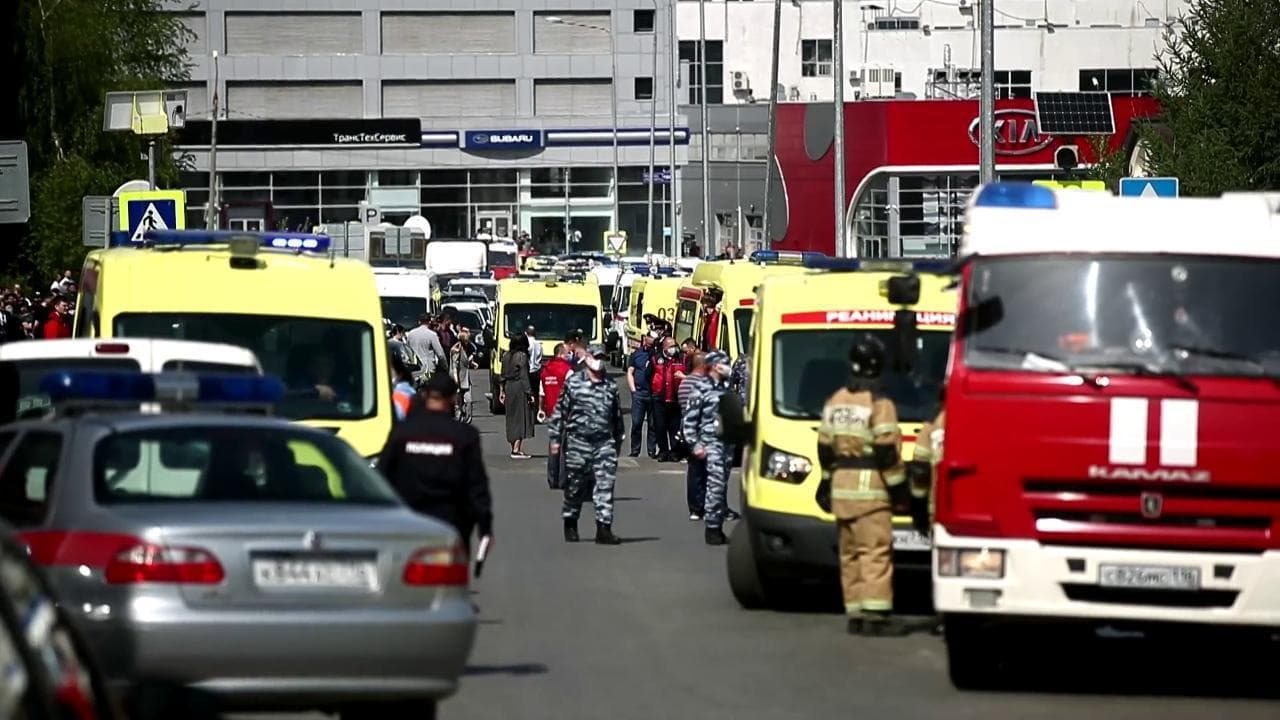 Russia, sparatoria in una scuola a Kazan: la lunga fila delle ambulanze