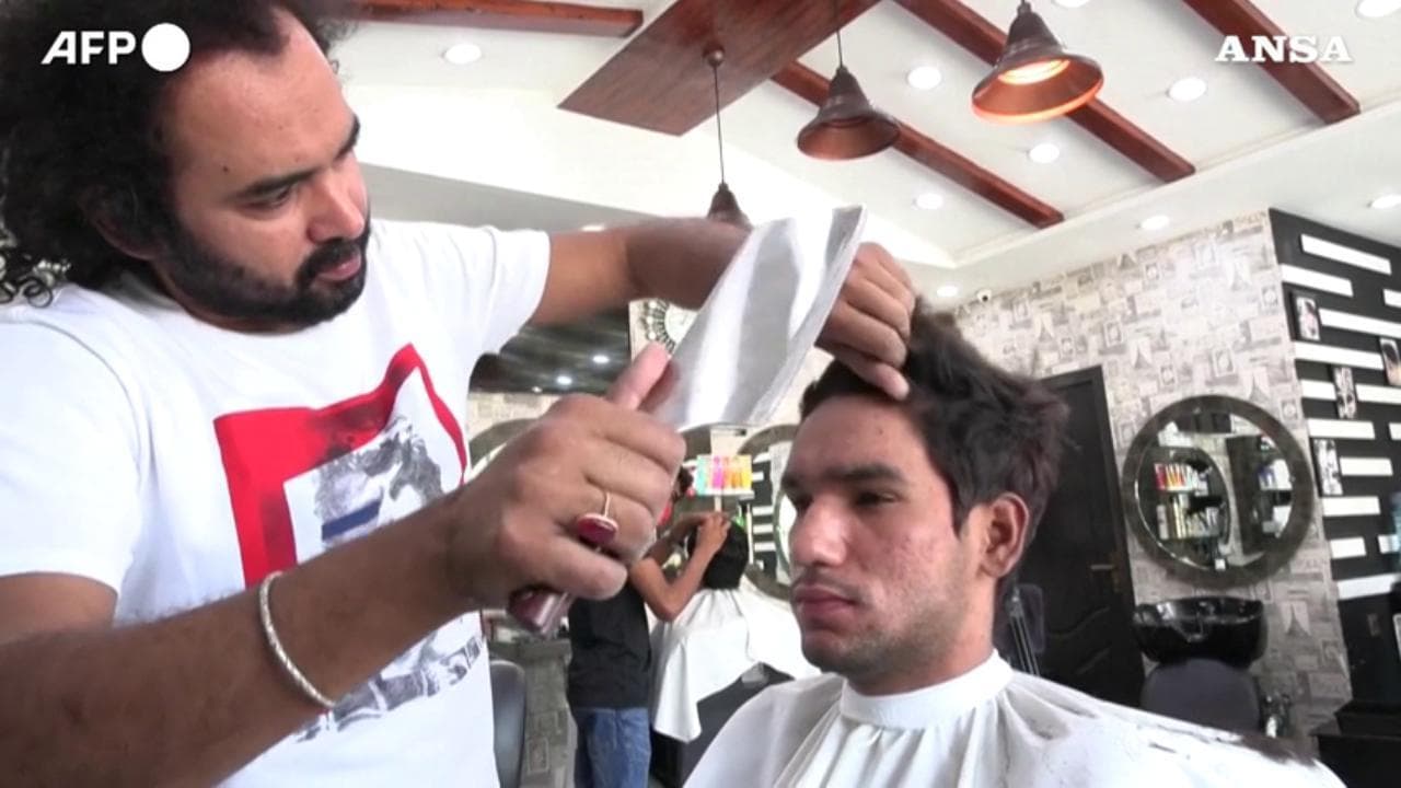 Pakistan, fuoco e mannaia: i metodi alternativi del barbiere di Lahore