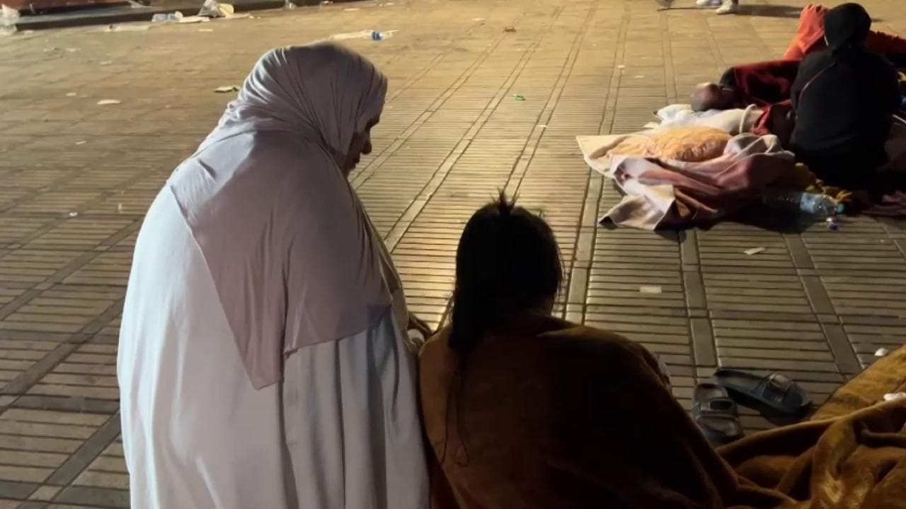 Marocco, la lunga notte di Marrakech: si dorme in piazza con coperte e cartoni per paura del terremoto