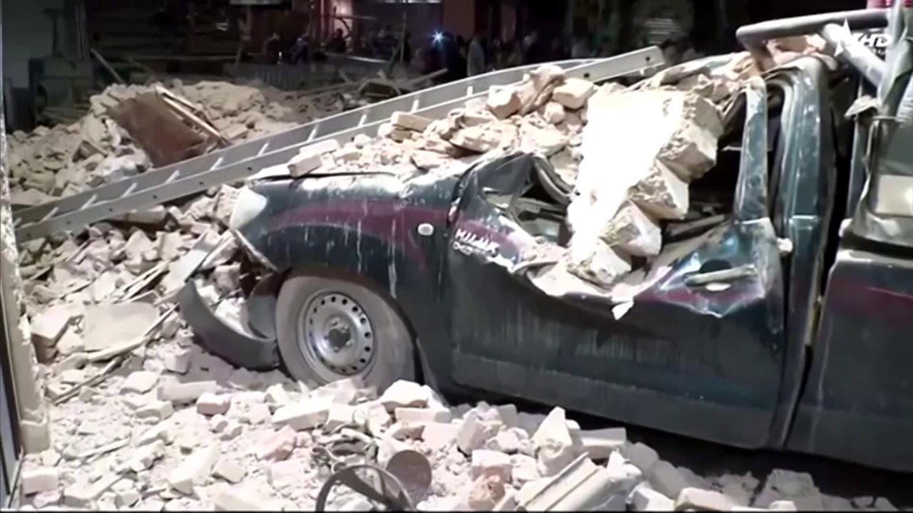 Marrakech, la devastazione nelle strade dopo il terremoto: macchine distrutte e cumuli di detriti