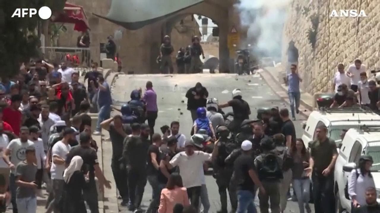 Israele, gas lacrimogeni a Gerusalemme per disperdere la folla