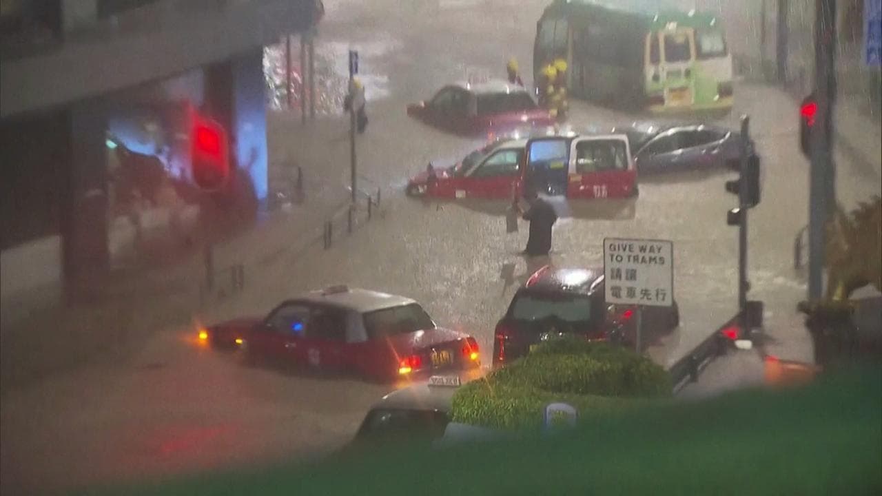 Hong Kong paralizzata e sommersa dall’acqua: in città le piogge più forti da 140 anni